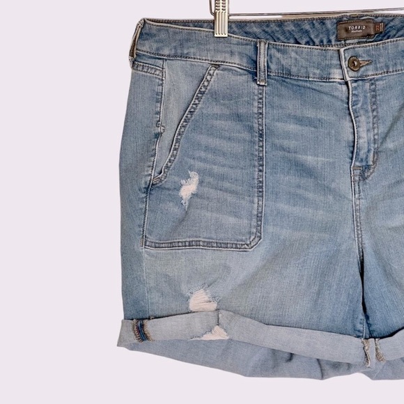 TORRID 5 Inch Vintage Stretch Mid-Rise Jean Shorts - Picture 6 of 10